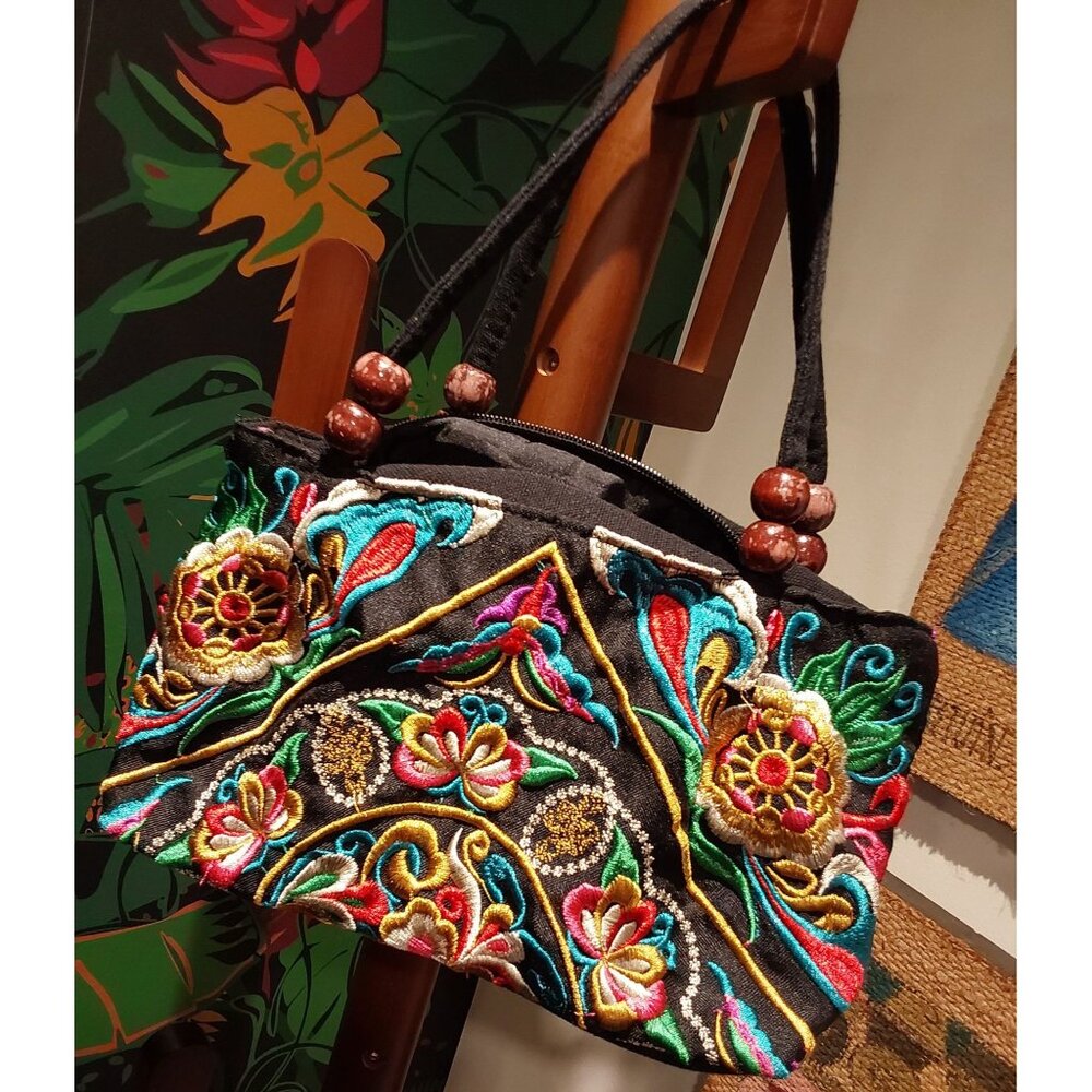 NO BRAND Women's Black Multicolored Embroidered Small Handbag.  Zip close.